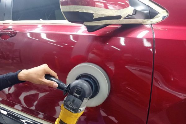 Đánh bóng ô tô bằng máy chuyên dụng
