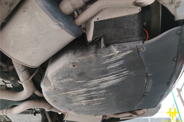 Gầm xe bị trầy xước, va đập