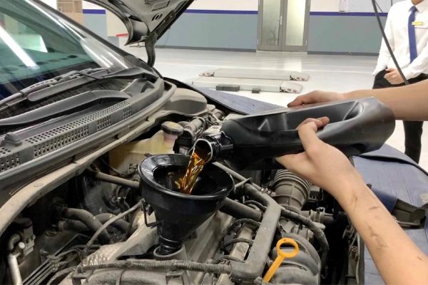 Xe ô tô đi bao nhiêu km phải thay nhớt?