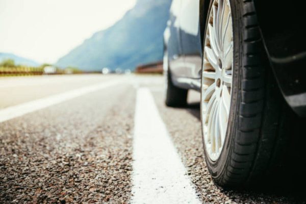 Dính nhựa đường do di chuyển trên đường mới trải nhựa