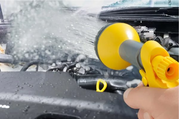 Xịt sơ toàn bộ thân xe trước khi vệ sinh
