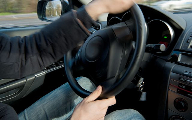 Dấu hiệu nhận biết khi vô lăng bị lệch
