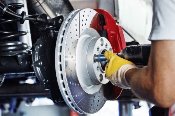 Bảo dưỡng phanh xe ô tô: khi nào là thời điểm đúng?
