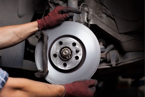 Bảo dưỡng phanh xe ô tô: tiêu chuẩn vật tư và thay thế