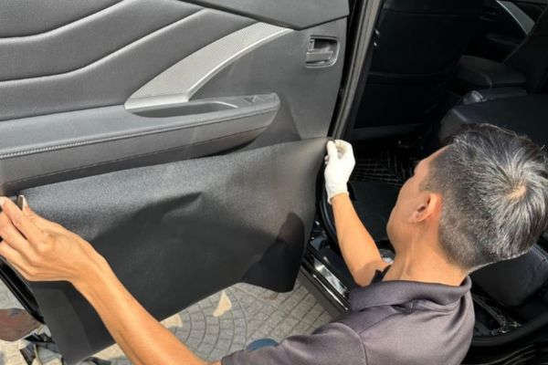 Cách dán decal nội thất ô tô: hiểu vật liệu & bề mặt