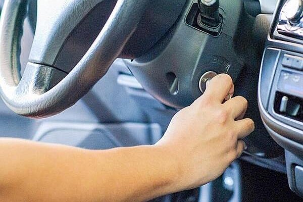 Kết hợp xoay vô lăng và xoay chìa khóa