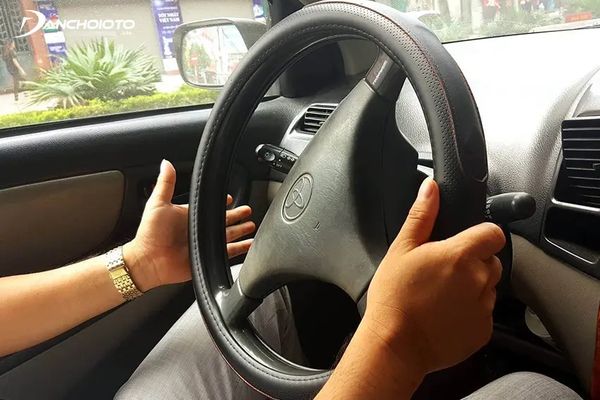 vô lăng ô tô bị khóa