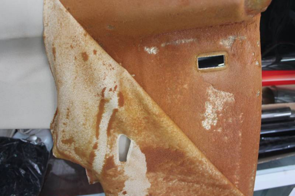 Trần xe bị bong tróc