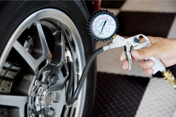 Áp suất trong lốp cũng ảnh hưởng đến khả năng vận hành và độ an toàn của xe