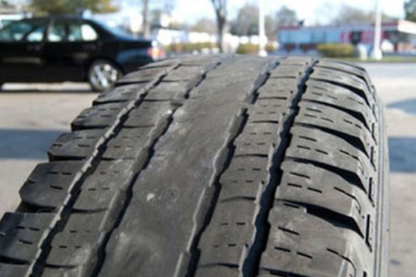 Một trong những nguyên nhân phổ biến nhất là áp suất lốp không đúng tiêu chuẩn