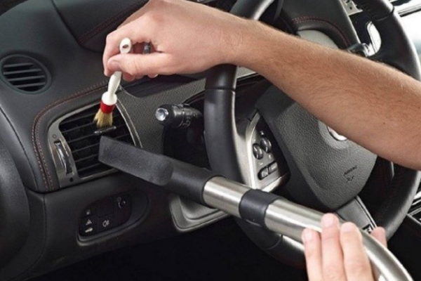 Quy trình chuyên sâu sẽ bắt đầu bằng việc tháo thảm sàn, hút bụi toàn bộ cabin