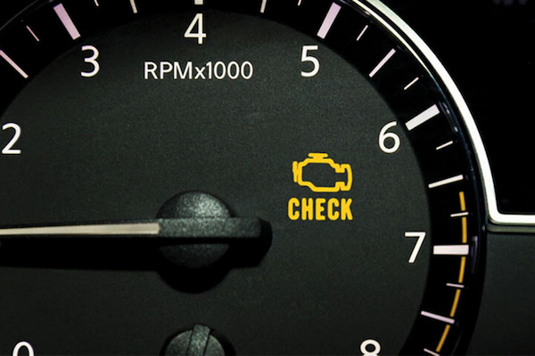 Đèn Check Engine Sáng Có Nguy Hiểm Không?